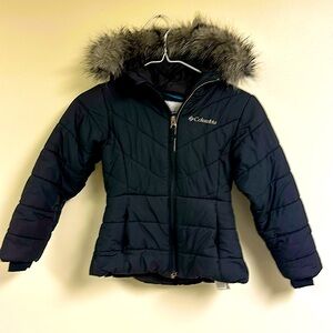 Columbia Girls Katelyn Crest II Hooded jacket. Size XS